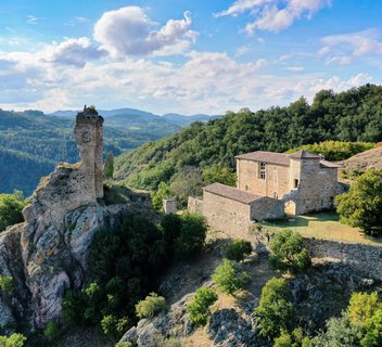 Photo "Les 07 merveilles de l’Ardèche" - Randonnée et concert au Château de la Tourette