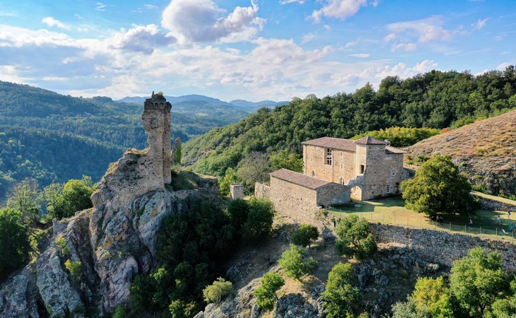 Photo "Les 07 merveilles de l’Ardèche" - Randonnée et concert au Château de la Tourette