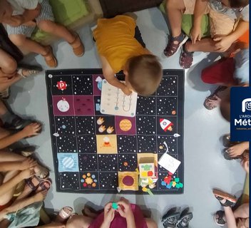 Photo Cubetto : Le petit robot dans l'espace
