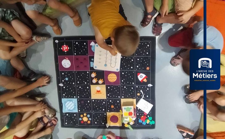 Photo Cubetto : Le petit robot dans l'espace