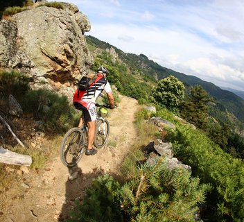 Le Seigneur de Rochebonne -VTT FFC N°32 Rouge