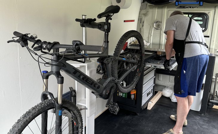 Photo Cycl'aid: Itinerant bike repairer