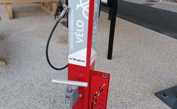 Photo Borne de réparation et de gonflage vélo