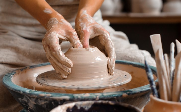 Photo Stage "Poterie : initiation aux gestes du tournage" pour adultes | durée 6h sur 2 jours