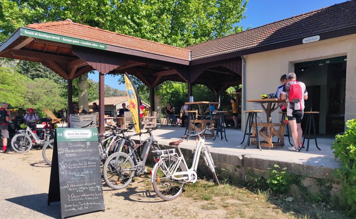 Photo Le Quai des Haltes - Salon de cafés, thès et boutique du terroir, street food & vente à emporter