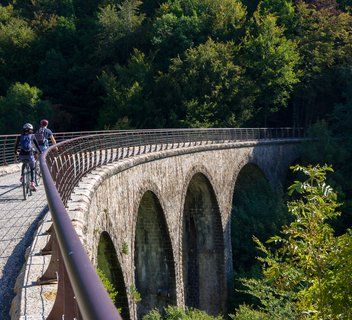 La boucle "Bleu-Vert-Vapeur" sur la Dolce Via avec bateau et train à vapeur au départ de Lamastre - La Compagnie des Canotiers