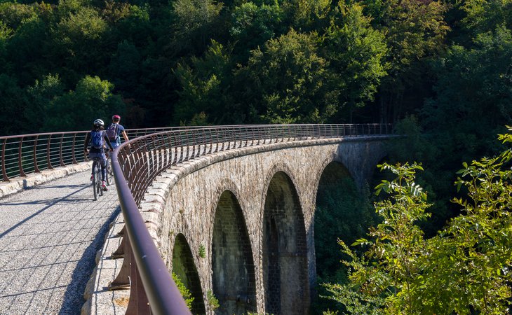 Photo La boucle "Bleu-Vert-Vapeur" sur la Dolce Via avec bateau et train à vapeur au départ de Lamastre - La Compagnie des Canotiers