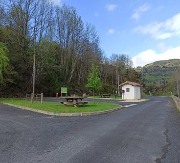 Photo Aire de stationnement camping-cars de Saint-Julien-d'Intres